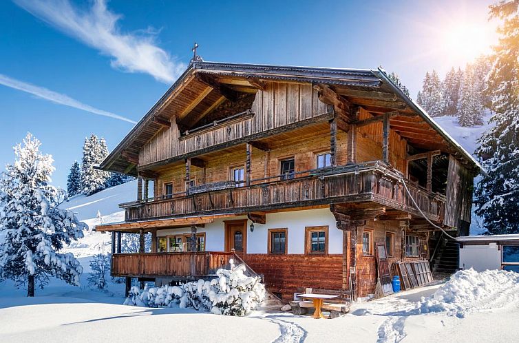 Ontdek Zaustoi Altes Haus, een sfeervol vakantieverblijf in het winterse landschap van Wildschonau-Niederau, Tirol.