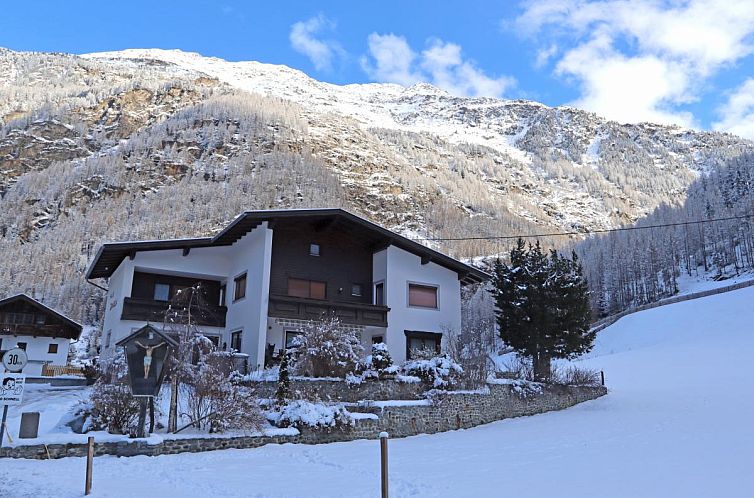 Ferienhaus Haus Daniela im verschneiten Soelden, Tirol, umgeben von majestaetischen Bergen.