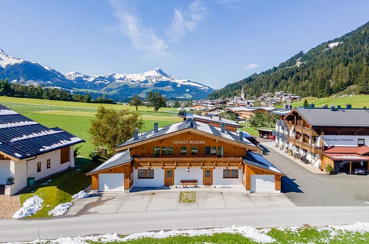 Ferienhaus Maxima I in St. Jakob in Haus, Tirol, mit atemberaubender Bergkulisse und einladender gruener Umgebung.
