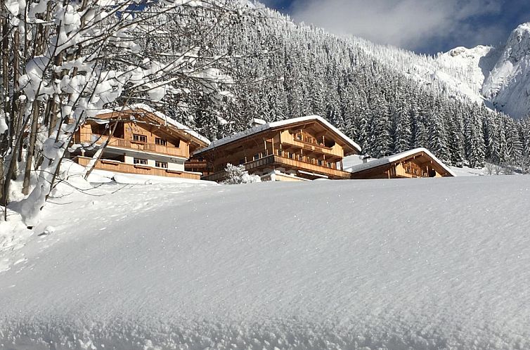 Sneeuwbedekt landschap met Haus Fernwald Top Rens, een charmant vakantiehuis in Alpbach, Tirol.