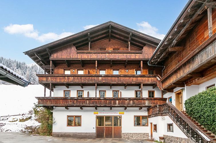 Entdecken Sie Zellner Top 1 in Alpbach, Tirol, ein authentisches Ferienhaus mit herrlichem Blick auf die schneebedeckten Berge.