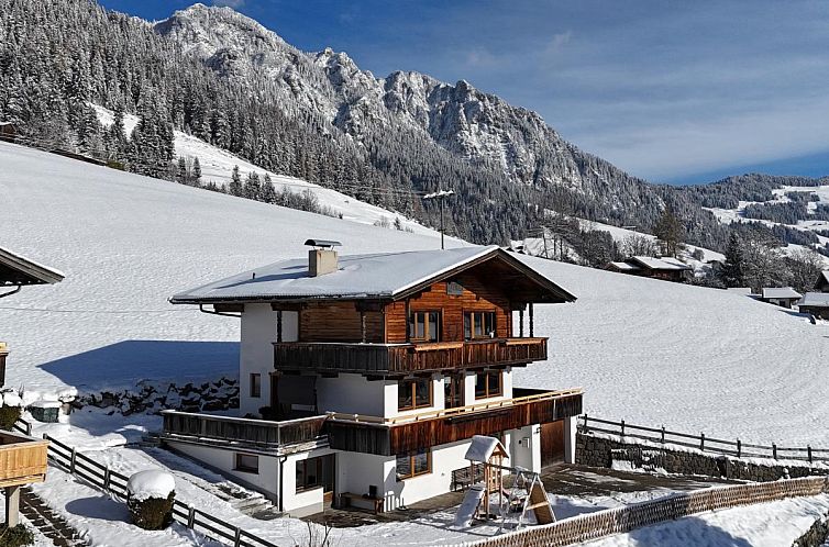 Charmantes Tirola Chalet Alpbach in den Tiroler Alpen, Oesterreich. Geniessen Sie die rustikale Chalet und ruhigen Schnee Umgebung.