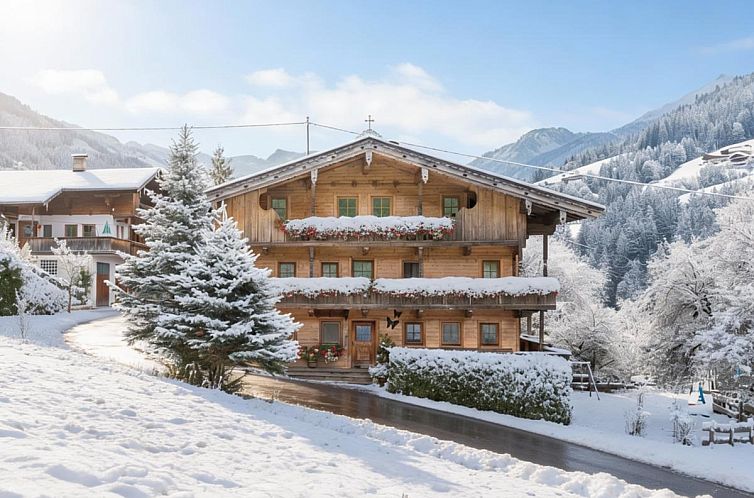 Geniessen Sie die Ruhe im Am Bauernhof Top 3 in Alpbach, Tirol, einem charmanten Ferienhaus mit traditionellen Holzbalkonen.