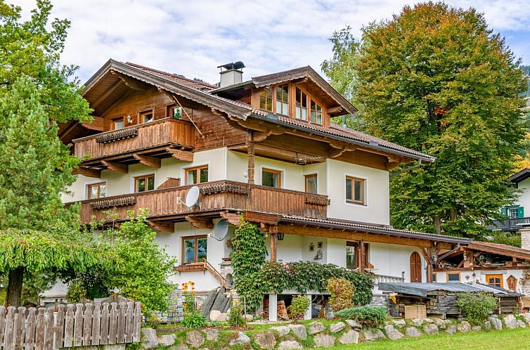 Geniessen Sie die idyllische Umgebung im Appartement Brixnerwirt II, einer schoenen Ferienwohnung im malerischen Brixen im Thale, Tirol.