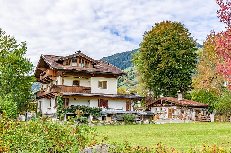 Geniessen Sie die Ruhe im Appartement Brixnerwirt IV, einer charmanten Ferienwohnung in Brixen im Thale, inmitten der wunderschoenen Tiroler Bergwelt.