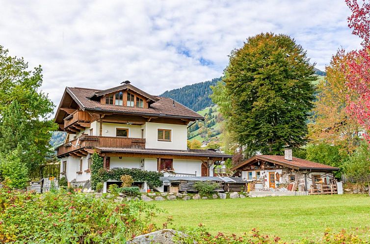 Ferienhaus Appartementkombination Brixnerwirt I II III und IV in Brixen im Thale, Tirol, mit herrlichem Blick auf die Alpen.