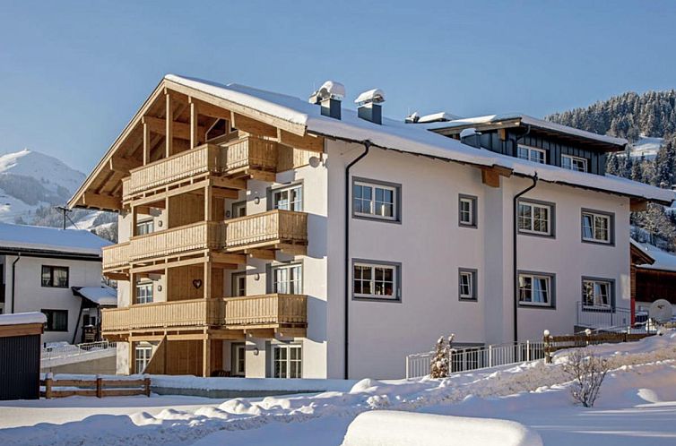 Residenz Edelalm TOP 1, een sfeervol vakantiehuis in Brixen im Thale, biedt een prachtig uitzicht op de besneeuwde bergen van Tirol.