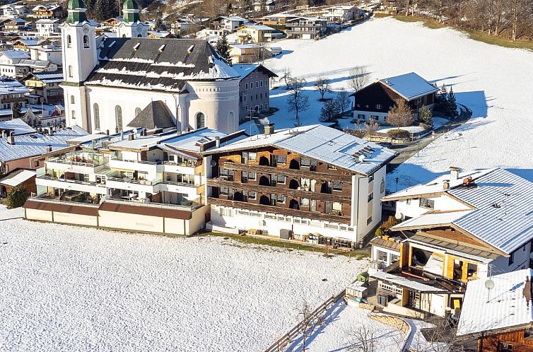 Geniessen Sie den Winterzauber im Brixen Alpin Living Top 1, einem Ferienhaus im malerischen Brixen im Thale, Tirol.
