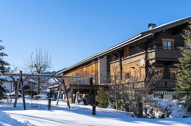 Geniessen Sie die Winterpracht im Weberhof Top 3-4-5, einem gemuetlichen Ferienhaus in Brixen im Thale, Tirol, umgeben von Schnee.