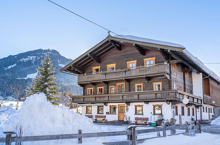 Geniessen Sie den winterlichen Charme des Weberhof Top 1-2-3-4-5, ein gemuetliches Ferienhaus in Brixen im Thale, Tirol.