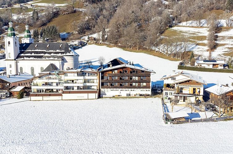 Gemuetliches Brixen Alpin Living Top 3 Unterkunft in Brixen im Thale, Tirol, mit herrlichem Blick auf die Winterlandschaft.