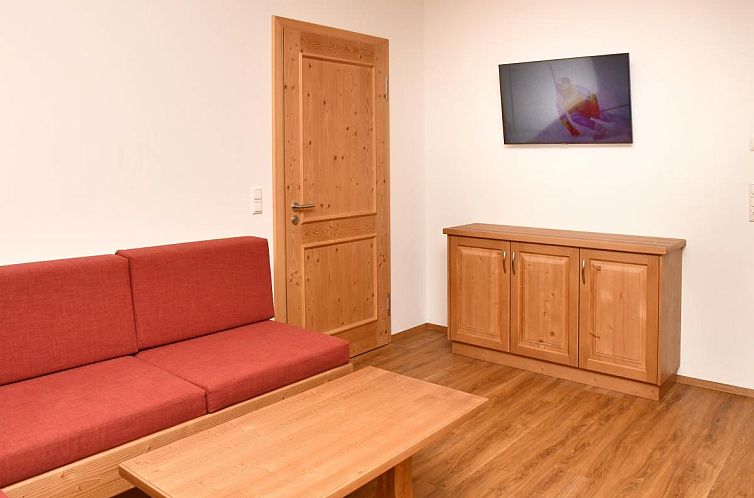 Winterlicher Charme in den Appartements am Skilift GF 2 in Brixen im Thale, Tirol, mit Balkonen und schneebedeckten Berggipfeln.