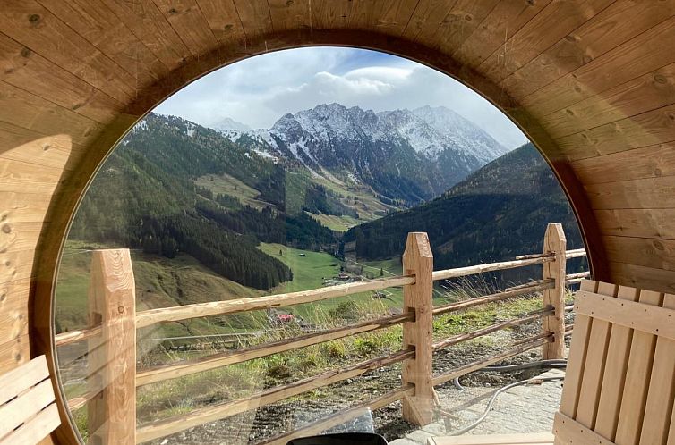 Panoramisch bergzicht vanuit de Siedelhutte vakantiehuis in Gerlos, Tirol, omgeven door prachtige natuur.