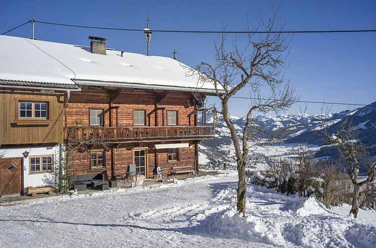 Charmantes Ferienhaus Troadstadl Windaublick in Westendorf, Tirol, umgeben von Schnee und Bergen.