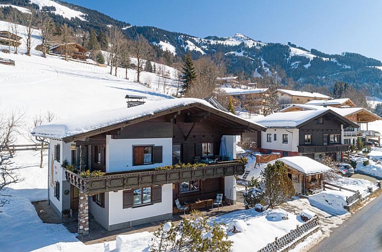 Gemuetliches Josef Top 1 Ferienhaus in Westendorf, umgeben von winterlichen Berglandschaften in Tirol.