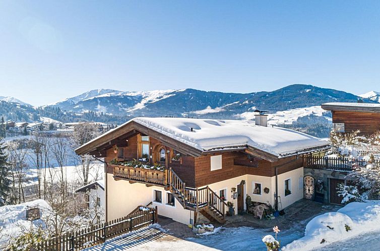 Geniessen Sie einen unvergesslichen Aufenthalt im Haus Steger, einem Ferienhaus in Westendorf, Tirol, umgeben von einer atemberaubenden Bergkulisse.