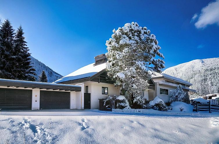 An der Schiwiese in Soll, Tirol biedt een idyllisch vakantiehuis met sneeuwlandschap en bergzicht in de winter.