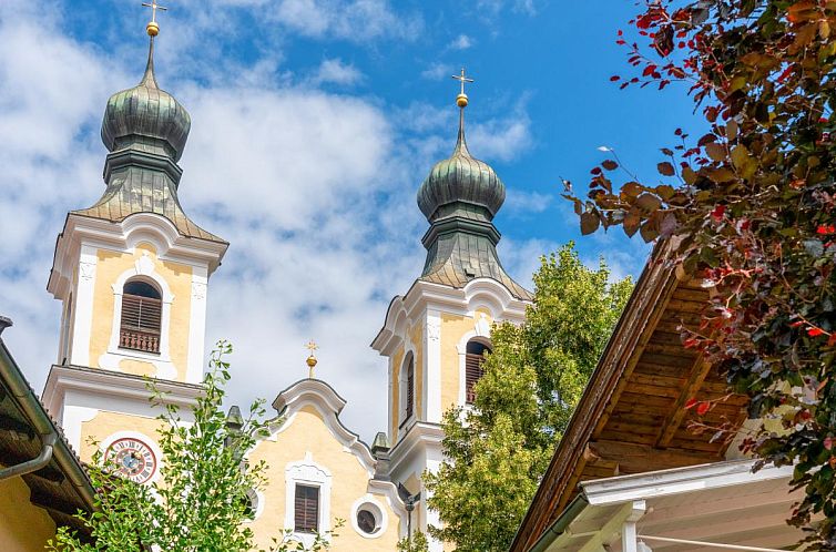 Entdecken Sie den Charme von Rosenberger II in Hopfgarten im Brixental, Tirol, mit herrlichem Blick auf historische Gebaeude und Gruenflaechen.