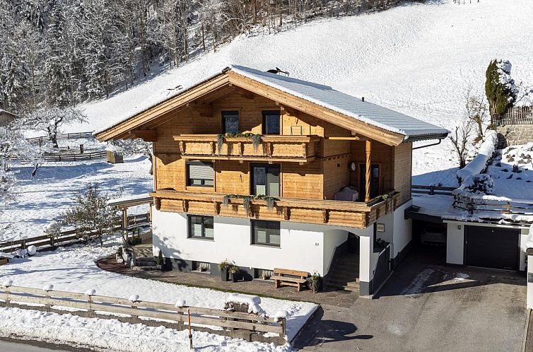 Binnenruimte van Gastl vakantiewoning in Hopfgarten im Brixental, Tirol, met comfortabele zithoek en toegang tot het balkon met natuuruitsicht.