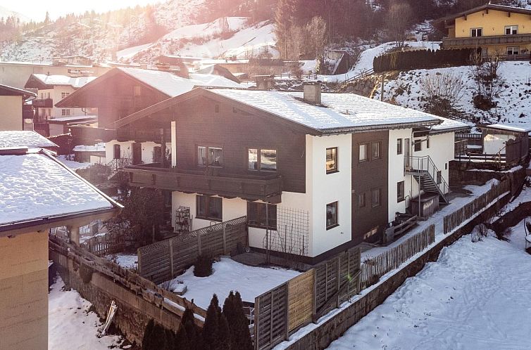 Winterlicher Charme der Blumenwiese II in Hopfgarten im Brixental, Tirol, ein einladendes Ferienhaus inmitten der Berge.