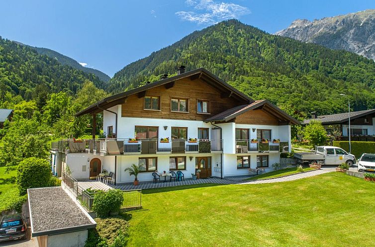 Geniessen Sie die ruhige Winterlandschaft rund um das Appartement Claudia in Vandans, ein charmantes Ferienhaus in Vorarlberg, Oesterreich.