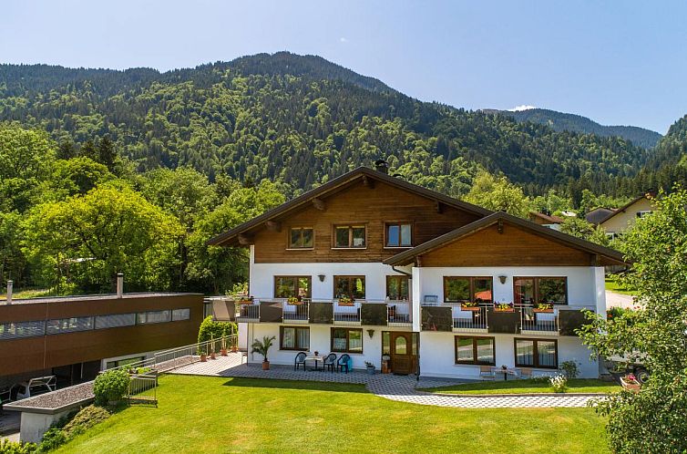 Ferienhaus Apartment Marina in Vandans, Vorarlberg, Oesterreich, umgeben von majestaetischen Bergen und einer ruhigen Winterlandschaft.