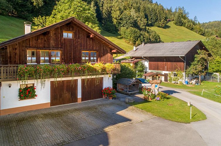 Winterresidenz Monteschiel in Buerserberg, Vorarlberg, Oesterreich, umgeben von Schnee und Bergen.