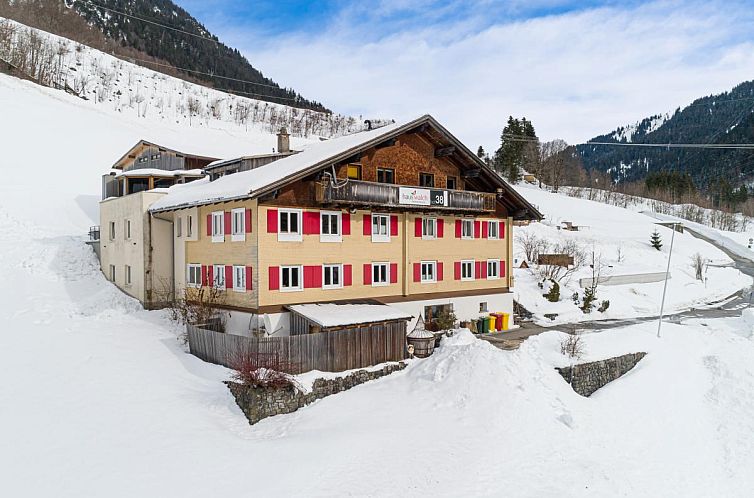 Winterlandschaft im Gaestehaus Walch I, einem Ferienhaus in Kloesterle, Vorarlberg, mit schoenem Bergblick.