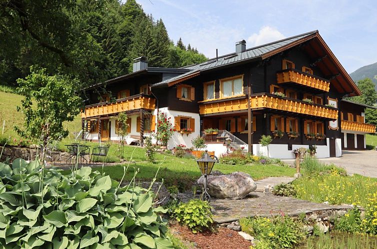 Verschneite Umgebung des Ferienhauses Enzianhof in Silbertal, Vorarlberg, ideal fuer Winterabenteuer.