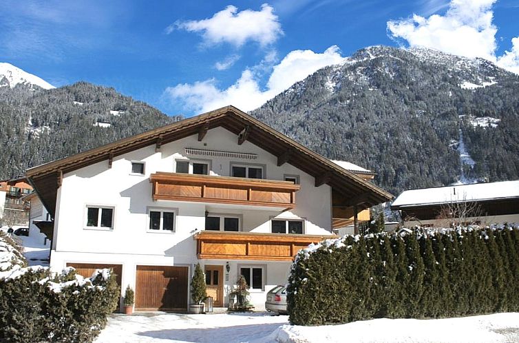 Geniessen Sie die ruhige Umgebung im Haus Felder, einem Ferienhaus in Gortipohl, Vorarlberg, mit schoener Bergkulisse.