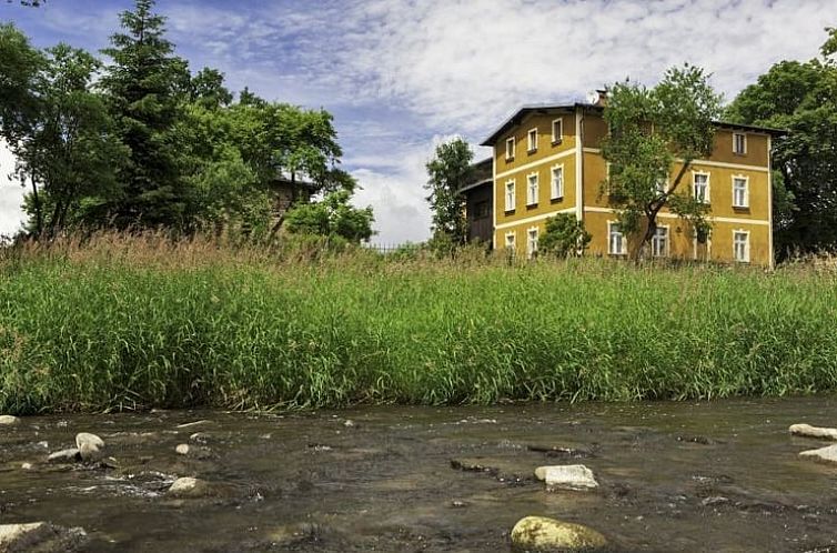 Geniet van de serene natuur rondom Vakantiehuis in Janowice Wielkie, gelegen aan een rustige beek in West Polen.