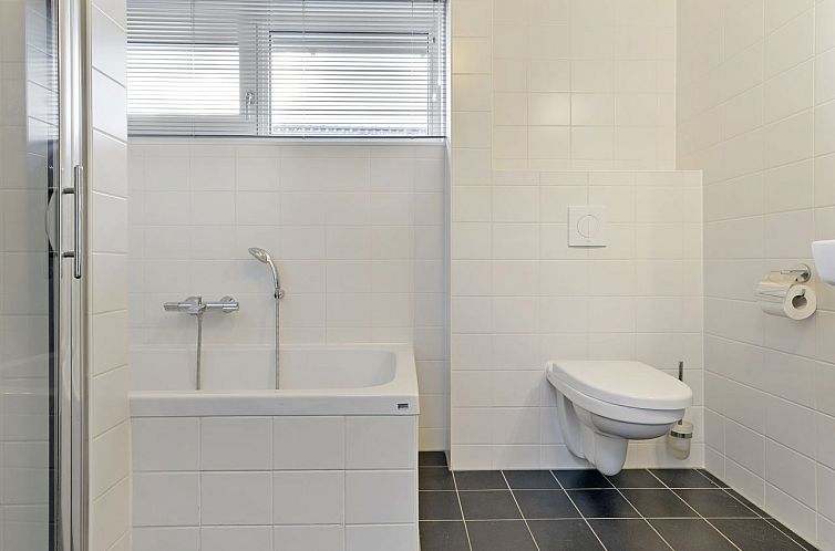 Moderne badkamer in 4-6-persoons bungalow 4-6C in Terherne, Sneekermeer met ligbad en toilet.