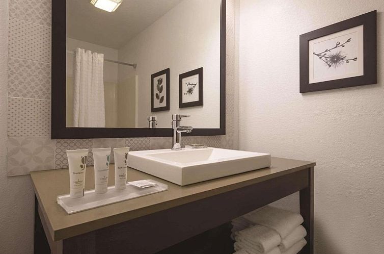 Country Inn & Suites by Radisson, Germantown, WI