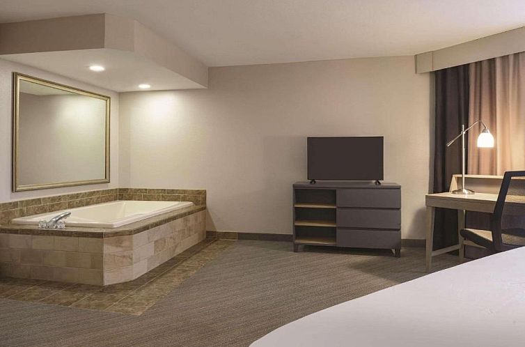 Country Inn & Suites by Radisson, Germantown, WI