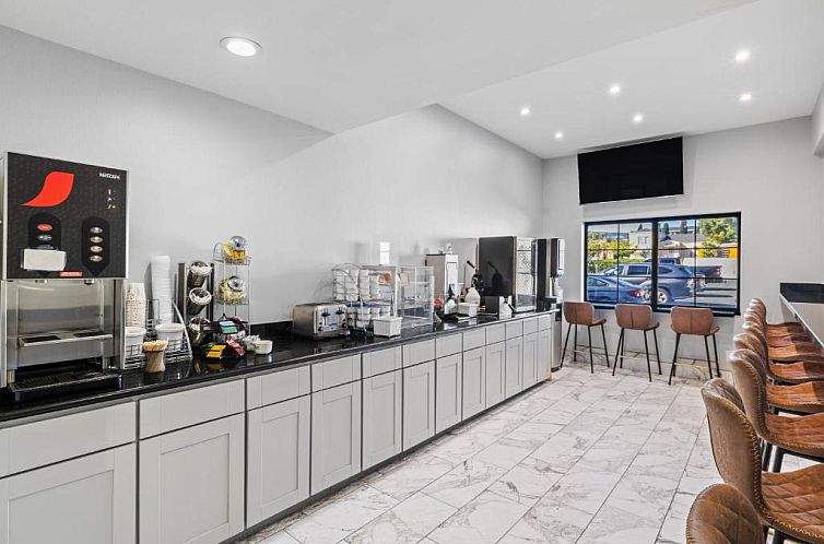 Super 8 by Wyndham San Bruno /SF Intl Arpt West