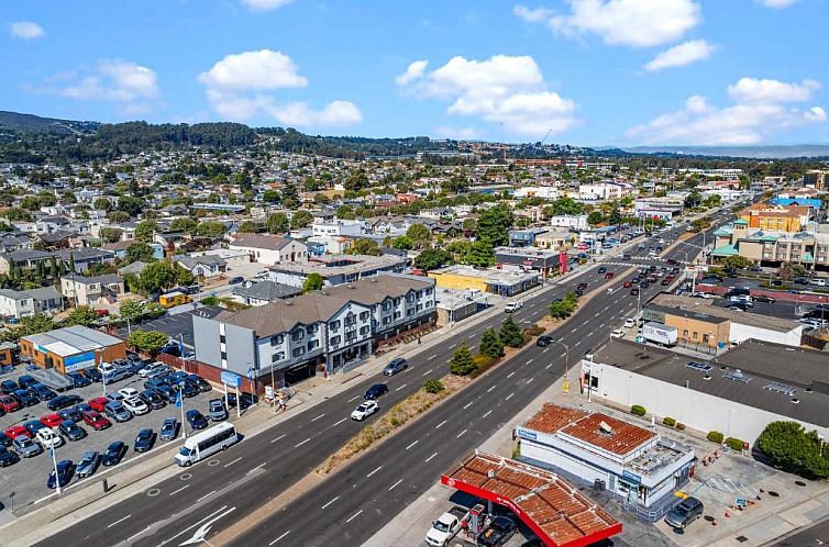 Super 8 by Wyndham San Bruno /SF Intl Arpt West