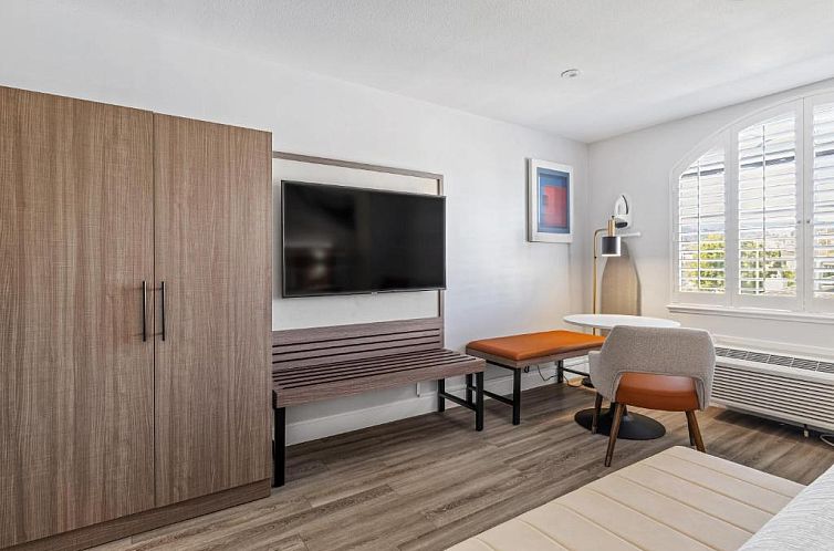 Super 8 by Wyndham San Bruno /SF Intl Arpt West