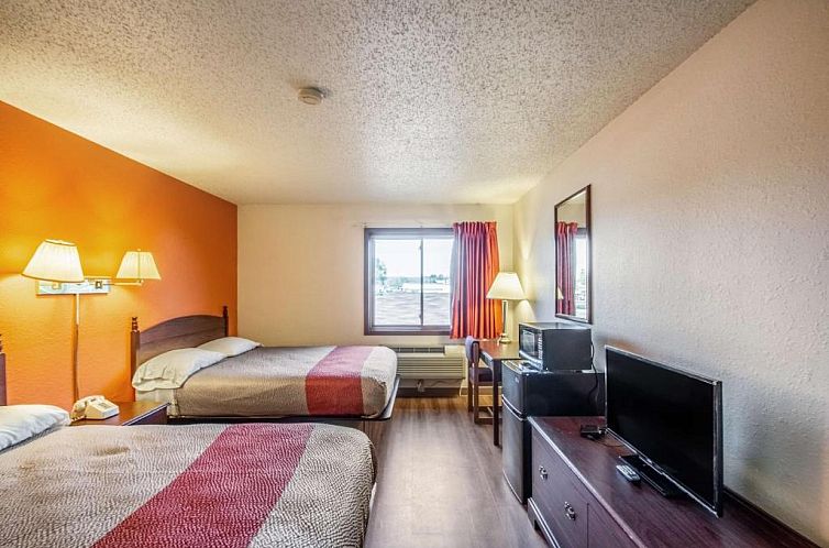 Motel 6-Saukville, WI