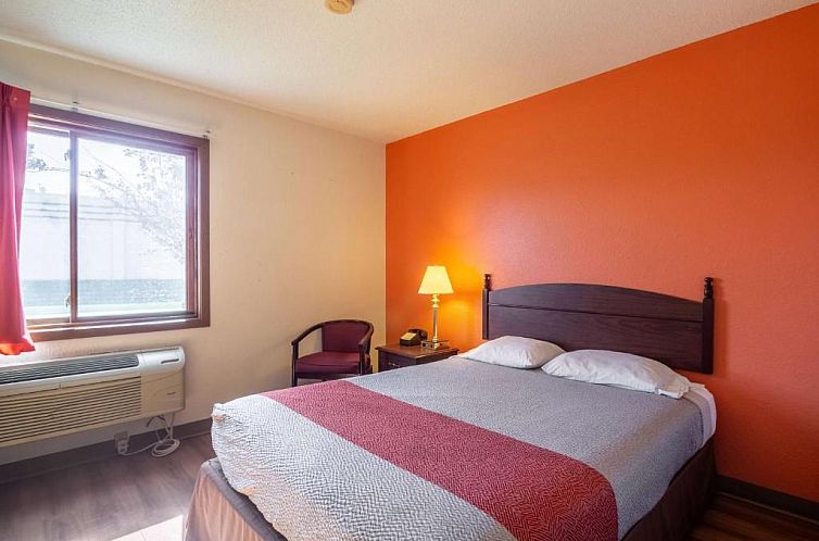 Motel 6-Saukville, WI