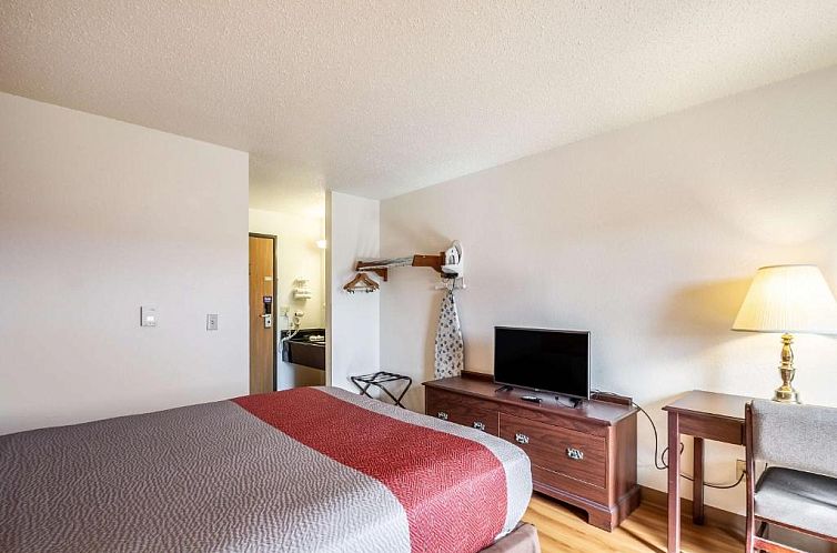 Motel 6-Saukville, WI