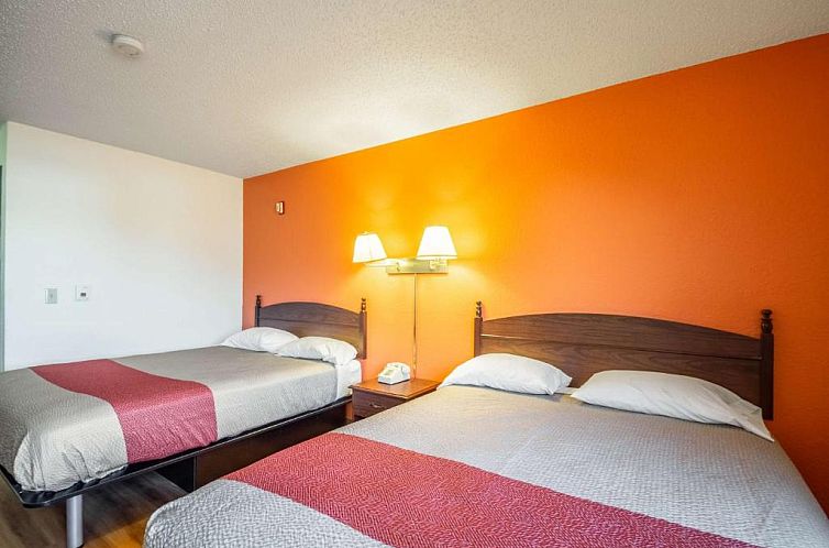 Motel 6-Saukville, WI