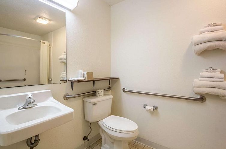 Motel 6-Saukville, WI