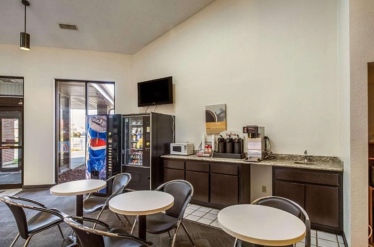Motel 6-Saukville, WI