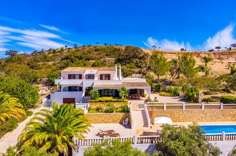 Vakantiehuis Casa Bonita in Santa Barbara de Nexe, Algarve, Portugal, omringd door natuurschoon en serene rust.
