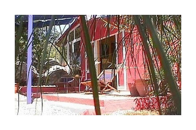 Ferienhaus Casa das Rochas in Tavira, Algarve, umgeben von Natur und einer einladenden Terrasse.