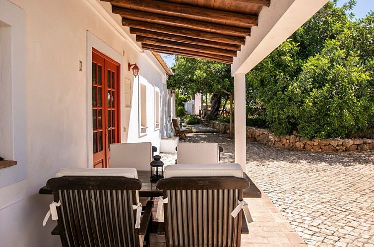 Terrasse von Monte Rosa - Cottage 3, gelegen im ruhigen Barao de Sao Joao, Algarve. Entspannen Sie sich inmitten der portugiesischen Natur.