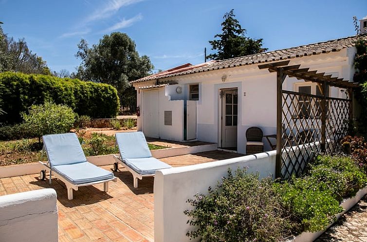 Geniessen Sie die Ruhe und den Frieden auf der Terrasse des Ferienhauses in Barao de Sao Joao, Algarve, Portugal, umgeben von Natur.