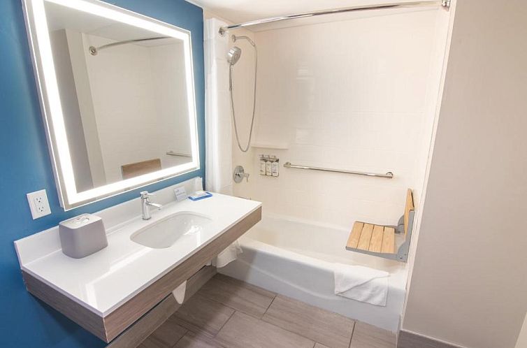 Holiday Inn Express and Suites Fort Lauderdale Airport West,