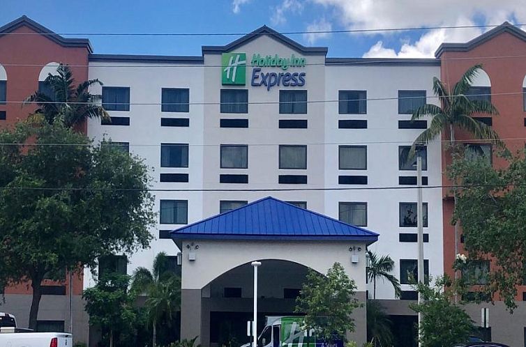 Holiday Inn Express and Suites Fort Lauderdale Airport West,