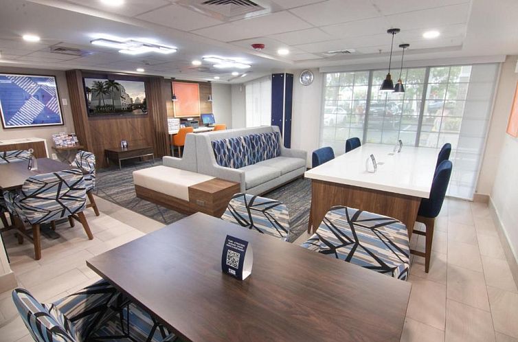 Holiday Inn Express and Suites Fort Lauderdale Airport West,